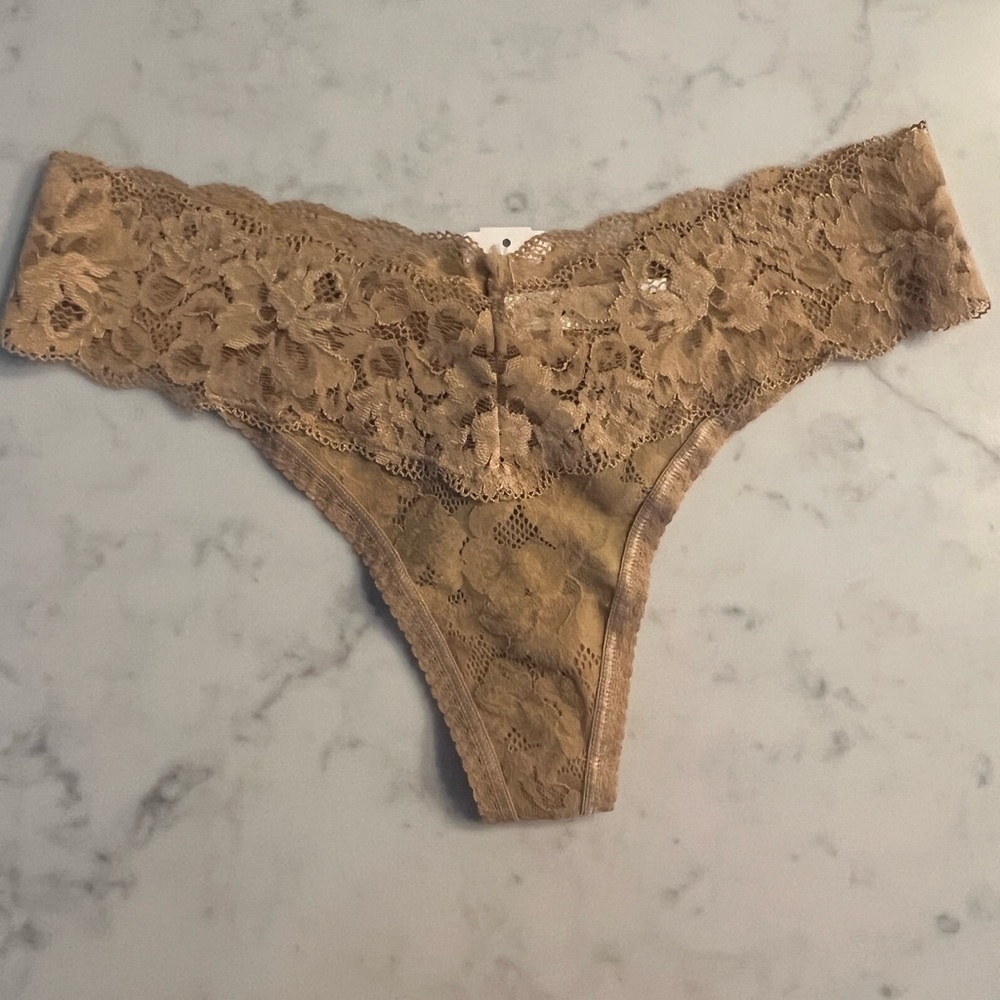 Soma Thong Panties Stretch Lace EMBRACEABLE ENCHANTING Thong Medium New